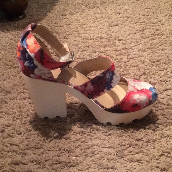 Floral Decor Heels - Picture 3 of 4